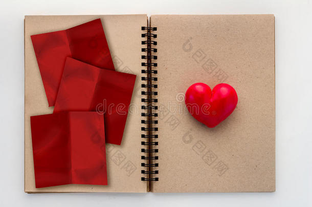空白打开笔记本，红色的心和红色的纸垫。 <strong>jpg</strong>