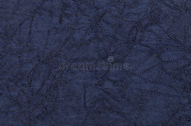 深蓝色波浪背景，来自纺织材料。 织物与自然纹理特写。