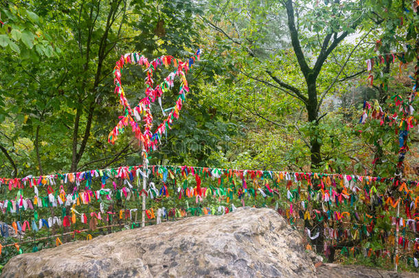 五颜六色的丝带在瀑布爱好者的观景台上