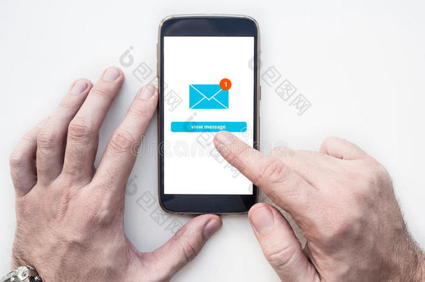 双手使用智能手机与电子邮件应用界面在屏幕上