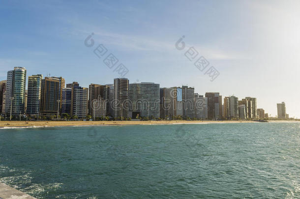 从大海、海滩、建筑物、夏天观看Fortaleza城市天际线。