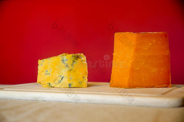 切割板上的蓝色和陈年的红色莱斯特郡奶酪