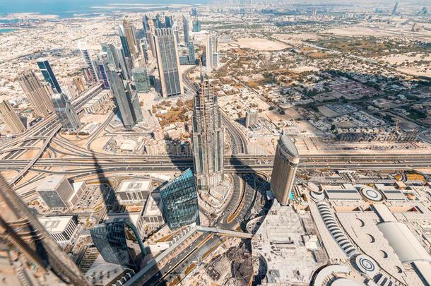 迪拜-2015年11月22日：美丽的一天迪拜天际线。 配音