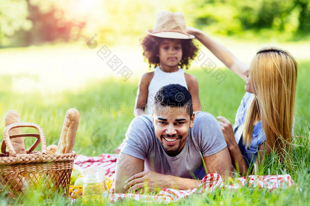 一家人享受野餐郊游