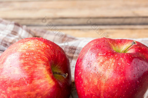 把<strong>新鲜</strong>的<strong>红苹果</strong>放在木桌上