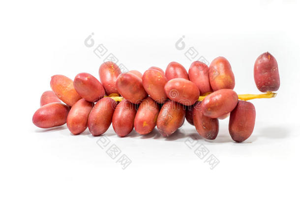 新鲜红枣棕榈果实，白色背景。
