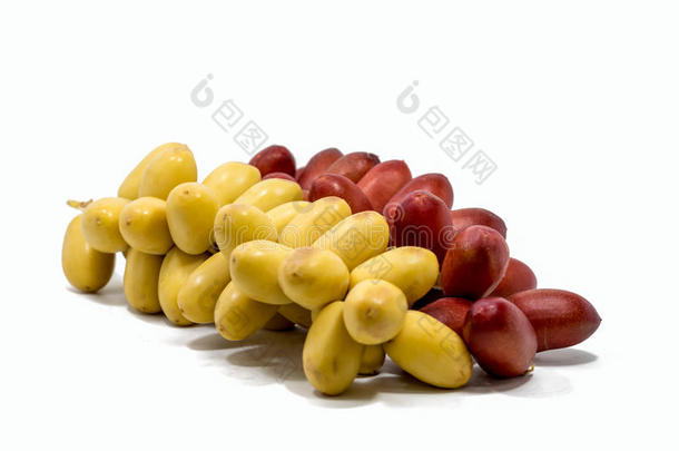 新鲜的黄色<strong>枣</strong>果和新鲜的红色<strong>枣</strong>果在白色背景上。