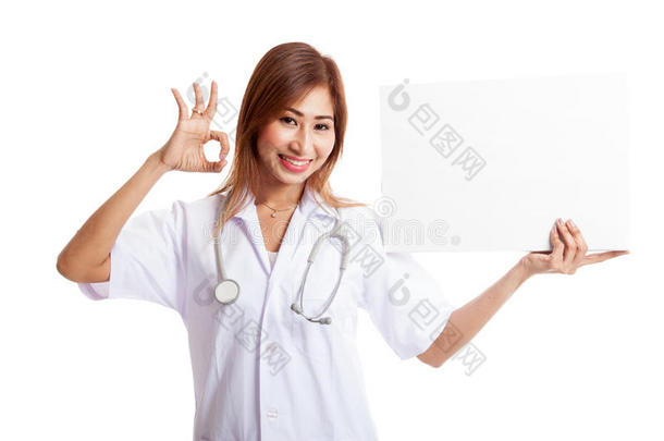 年轻的亚洲女医生出现一个空白的迹象和ok的迹象