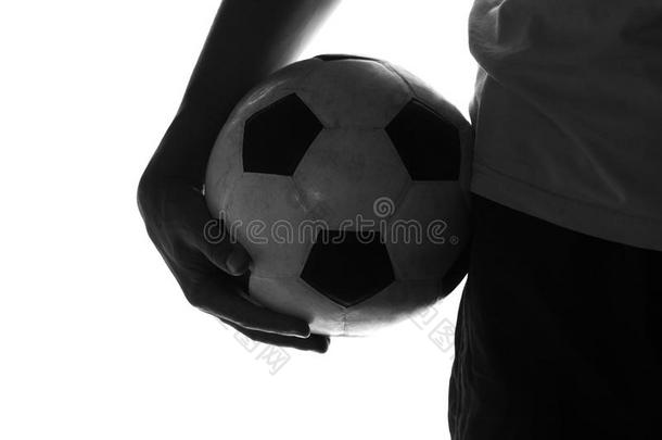 黑白剪影男人拿着球踢足球