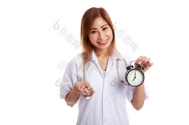 年轻的亚洲女医生开心地秀出一个钟和药丸