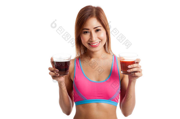 美丽健康的亚洲女孩，<strong>西红</strong>柿汁和可乐饮料
