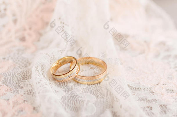 花边上的金色结婚戒指