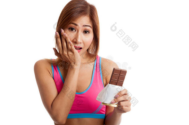 美丽健康的亚洲女孩小牛肉喜欢巧克力