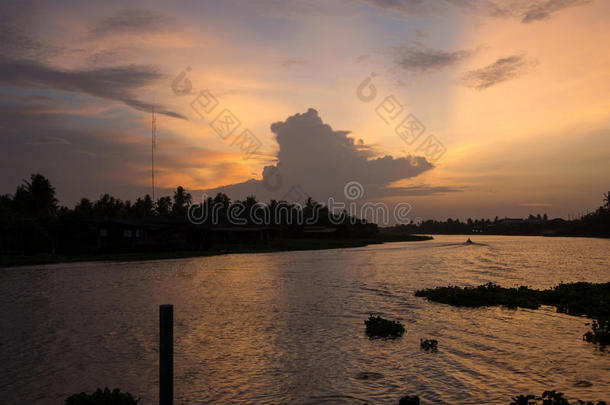 傍晚的天空在ThaChinRivermaenamThaChin，NakhonPathom，泰国