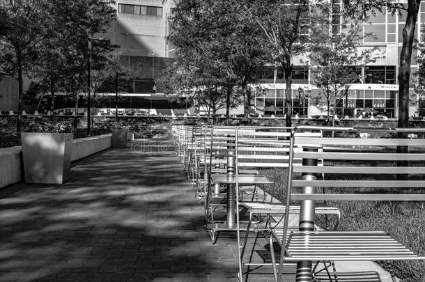 城市公园的椅子和桌子