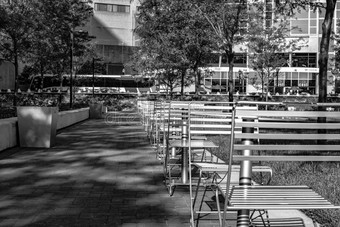 城市公园的椅子和桌子图片