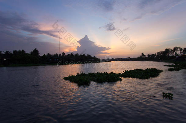 傍晚的天空在ThaChinRivermaenamThaChin，NakhonPathom，泰国