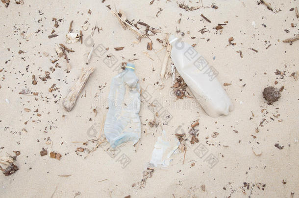 肮脏的海滩和旧塑料瓶-<strong>海洋污染</strong>的沙子