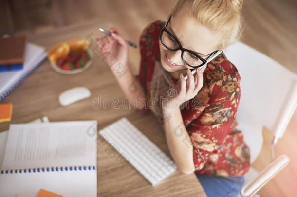 电话里有个金发女人