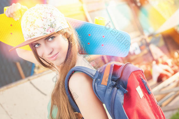 时尚滑板青年妇女与滑板。 冒险，<strong>暑期</strong>旅行。