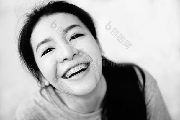 亚洲女孩微笑对相机，泰国女孩风格有微笑对相机，土地的微笑，黑白高对比图片风格