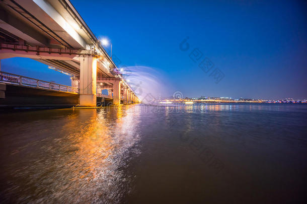 一张半坡桥的夜景，首尔市有彩虹喷泉