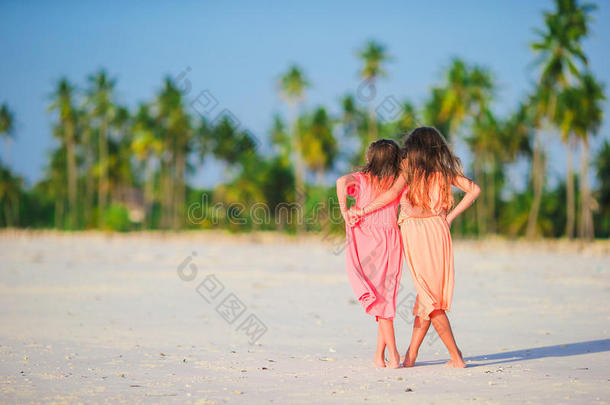 可爱的小高加索女孩在海滩暑假。 快乐的孩子们在他们的家庭夏天一起玩得很开心