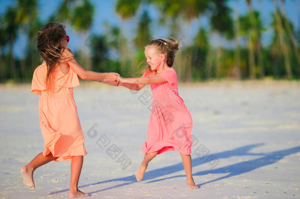 可爱的小高加索女孩在海滩暑假。 快乐的孩子们在他们的家庭夏天一起玩得很开心