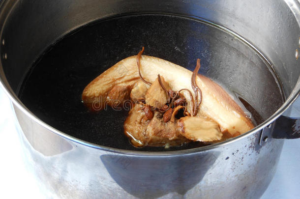 广东菜长炖猪肉汤与枸杞和蛹虫草