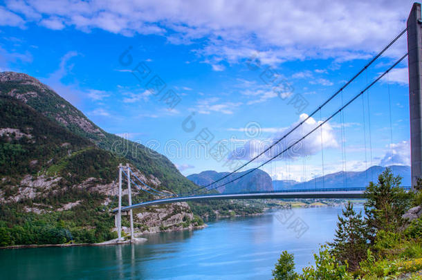 挪威奥内斯海岸边一座桥的美丽挪威海景