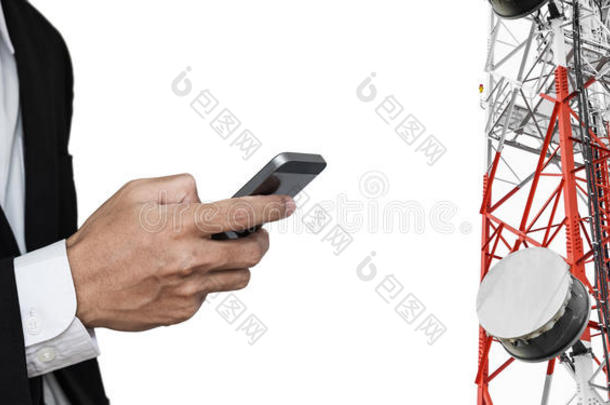商人使用手机，与卫星碟电信网络在电信塔上，隔离在白色背景上