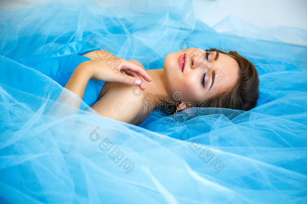 美丽的新娘躺在华丽的蓝色连衣裙<strong>灰姑娘</strong>风格