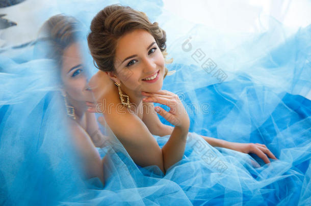 美丽的新娘躺在华丽的蓝色连衣裙<strong>灰姑娘</strong>风格