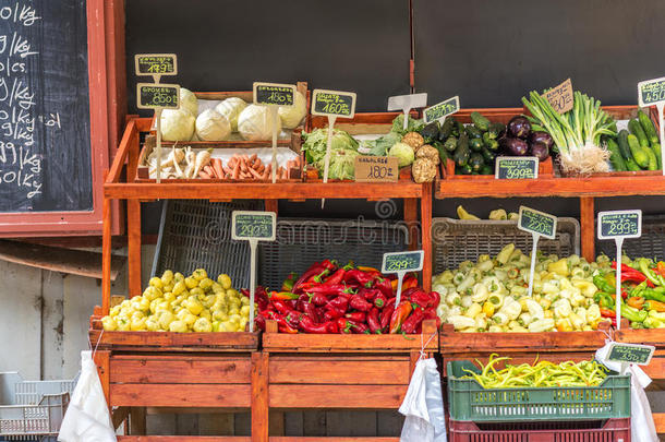 蔬菜杂货店-市场上有大量的水果蔬菜