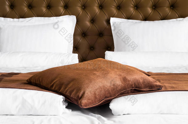 棕色垫子在一张时髦的双人床上