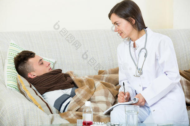 医生在家里看望患有感冒的青少年