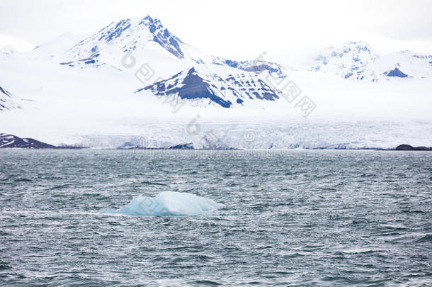 北极巨大冰川附近漂浮的海冰