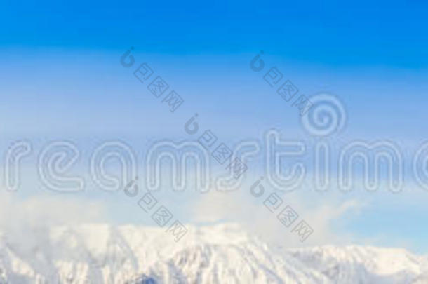 日本蓝天山雪景观的全景