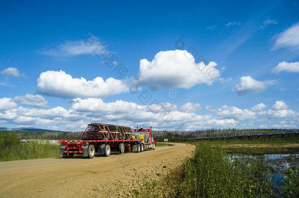 道尔顿公路上的大卡车