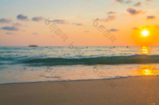 抽象模糊的脚在沙滩上，在日落的时候，日落在海边