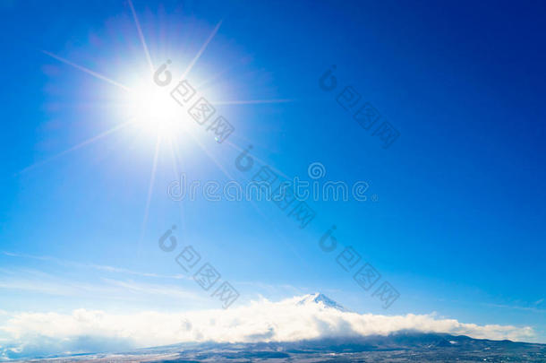 富士山，蓝天和太阳，日本