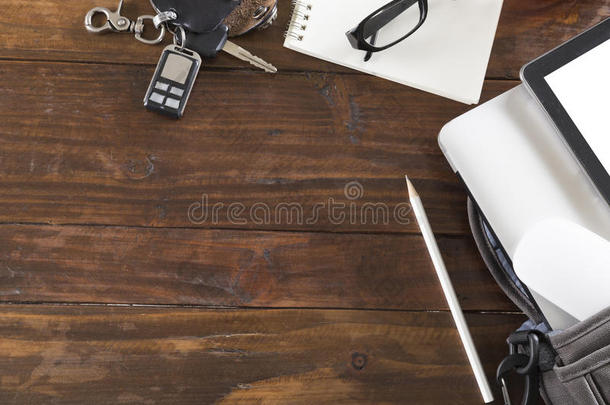 办公桌面上的汽车钥匙、笔记本电脑和平板电脑-顶部视图