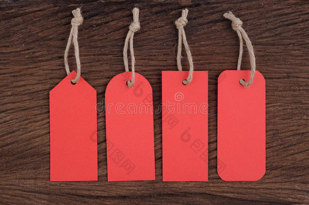 木桌上4个红色标签，用于文字和促销