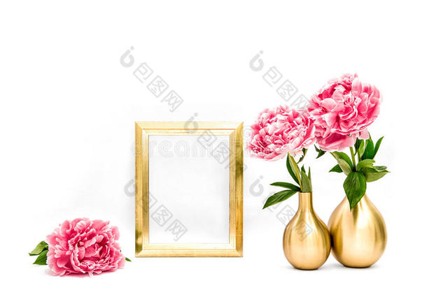 金色相框粉红色牡丹花。 最小的装饰