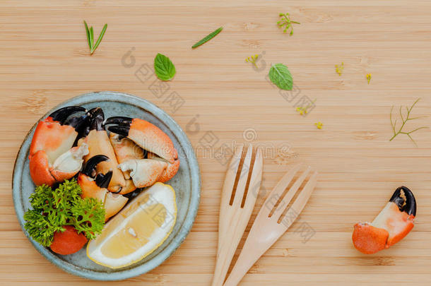 新鲜的蒸红螃蟹腿在碗里。 红蟹腿上有配料。 用草药茴香蒸红蟹腿