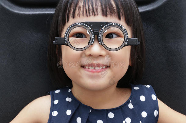 亚洲小中国女孩做眼睛检查