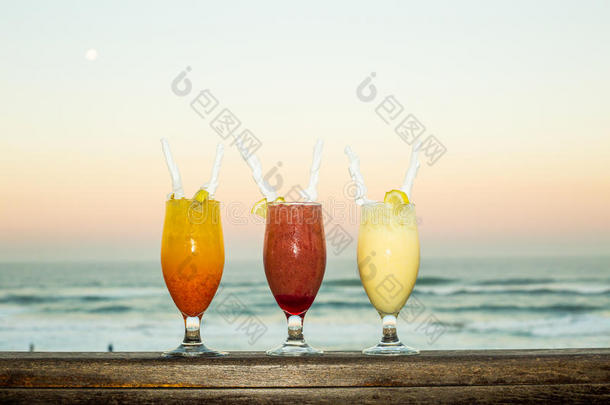一幅日落图像显示混合饮料排列在一起