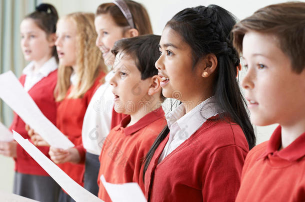 一群孩子在学校合唱团唱歌