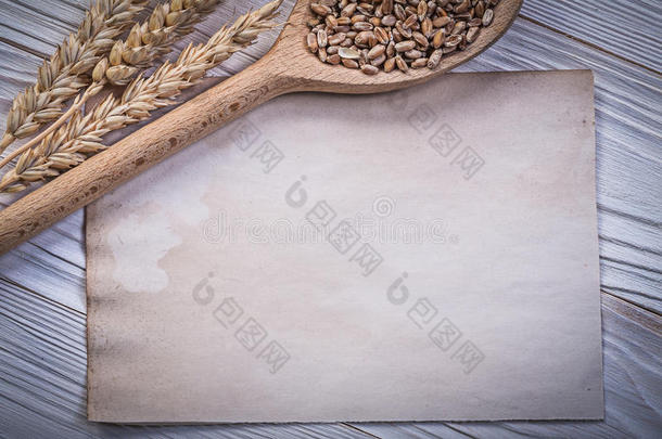 金色小麦黑麦耳朵，谷物木勺，空白，老式纸，她