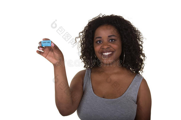一个年轻的女人拿着一张在白色上隔离的抽奖券